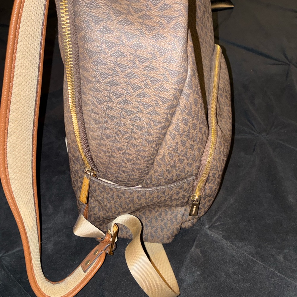 Medium sized Michael Kors backpack - image 4